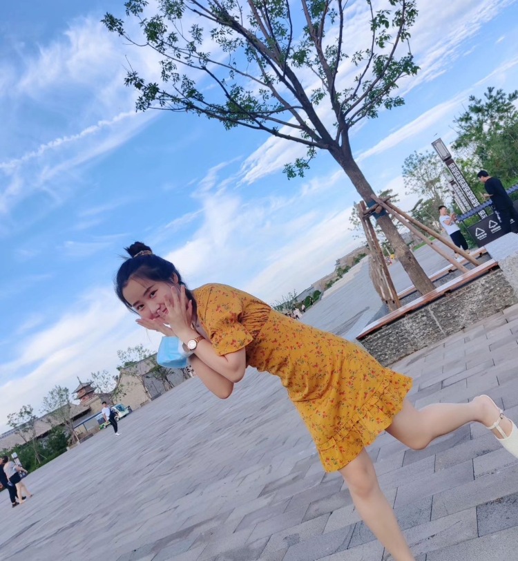 Timmo📖-山西省·太原市·万柏林区--我是一名英语老师,身高158-体重98斤,喜欢穿衣打扮自己,爱拍照的小女孩