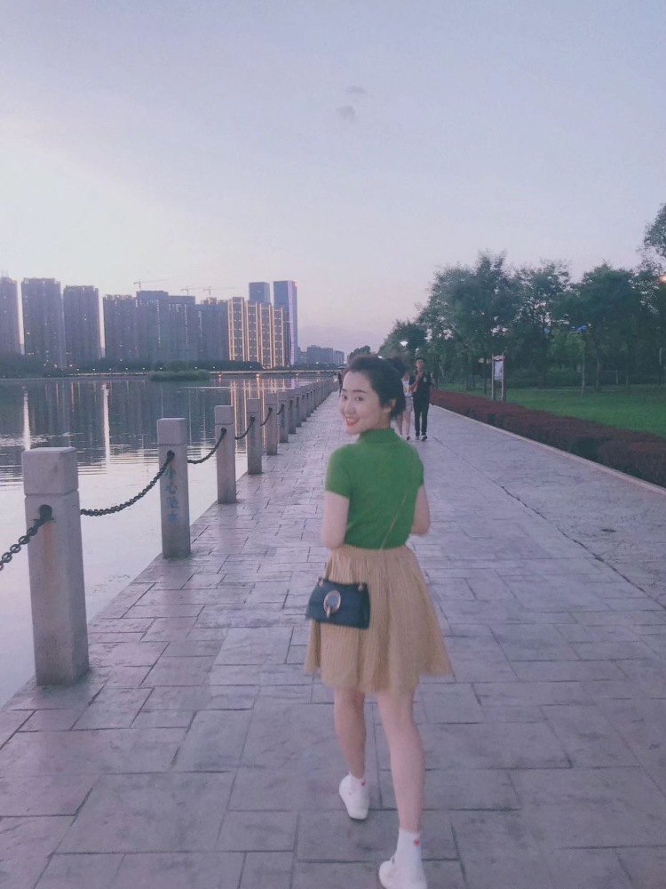 Timmo📖-山西省·太原市·万柏林区--我是一名英语老师,身高158-体重98斤,喜欢穿衣打扮自己,爱拍照的小女孩