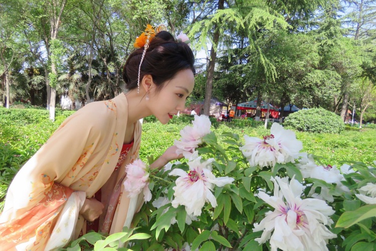 兰卡卡-河南省·信阳市·浉河区--可接寄拍,古风衣服头饰(会做妆造),流行服饰后期p图剪辑等,求关注,商家滴我