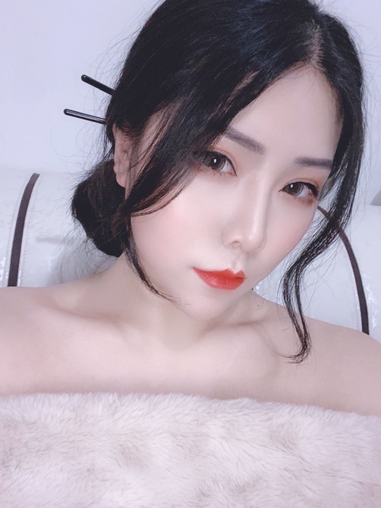 锅包又呀-山东省·济南市·市中区-抖音,某红薯,微博-本人目前是实景剧本杀的主持人,疫情之余想试一下寄拍模特,不管有没有老板能看得上我,我都不会伤心,没有做过模特但是会拍照,平时就喜欢拍照,想接大码女装和饰品之类的,也可以推荐游戏,线下圈子带货能力强,网