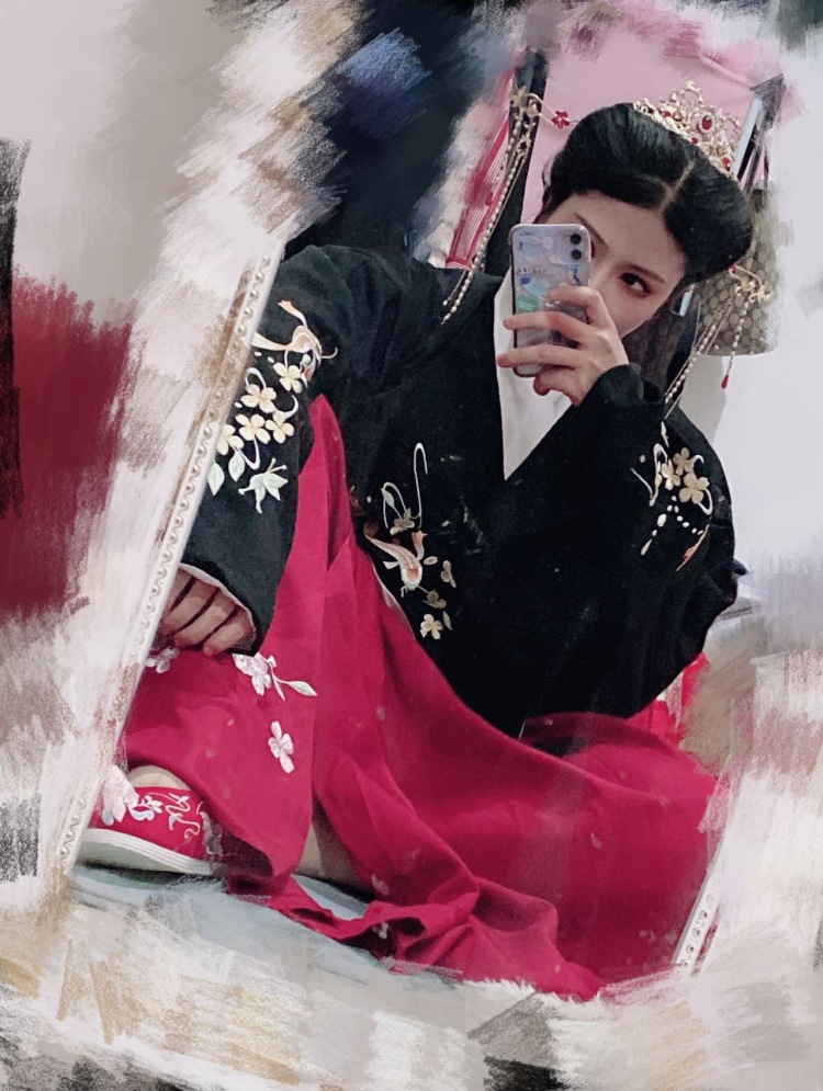 锅包又呀-山东省·济南市·市中区-抖音，某红薯，微博-本人目前是实景剧本杀的主持人，疫情之余想试一下寄拍模特，不管有没有老板能看得上我，我都不会伤心，没有做过模特但是会拍照，平时就喜欢拍照，想接大码女装和饰品之类的，也可以推荐游戏，线下圈子带货能力强，网