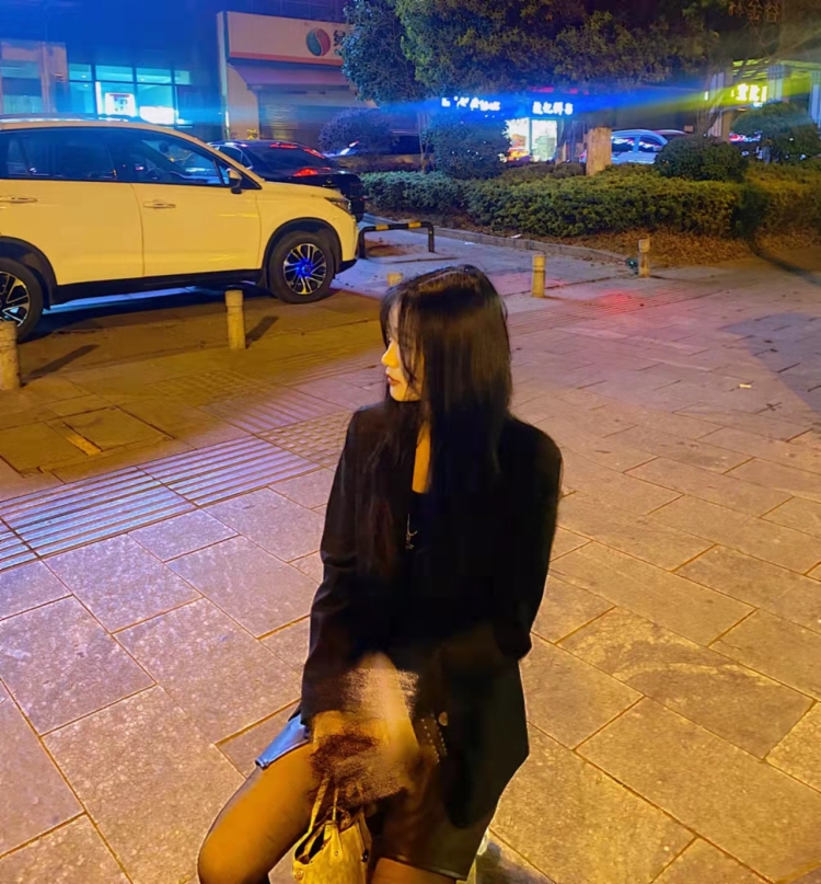 褒 姒-湖南省·长沙市·雨花区-抖音.快手-接单买家秀 可寄拍 拍到你满意为止能歌善舞 能言善辩 零零后 性别显而易见 四肢健全脑子可能没病 会玩智能手机 性格开朗 具有较强的人际交往能力和沟通协调能力 一米六 体重不过百 我是湖南当地小