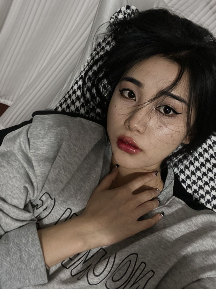 春夏-江苏省·南京市·栖霞区-抖音 -身材比例较好,五官端正,审美不错,会基础的p图,爱美的天秤座