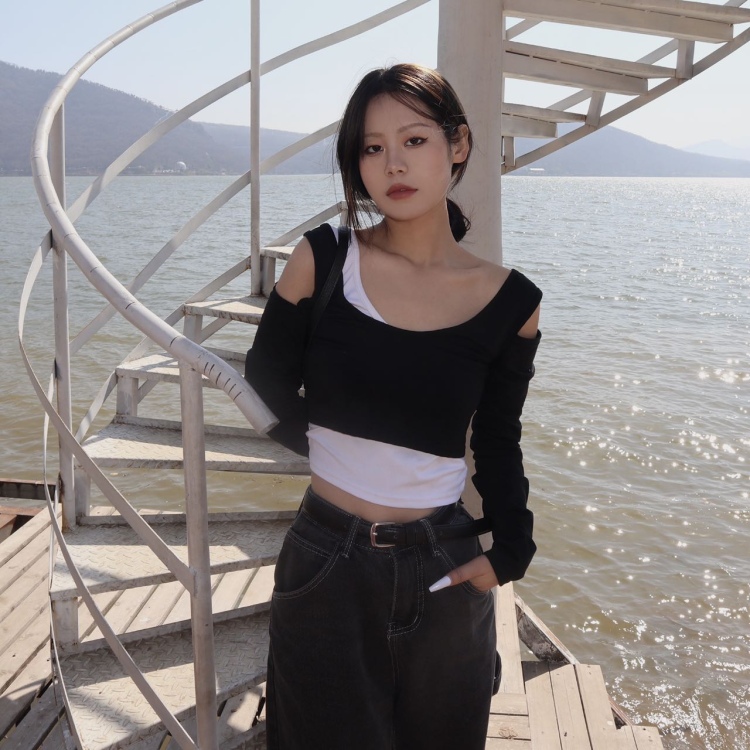 Lia-浙江省·杭州市·上城区--爱拍照爱修图，可以出视频，脾气好，好沟通，事少，坐标杭州，身高158体重90
