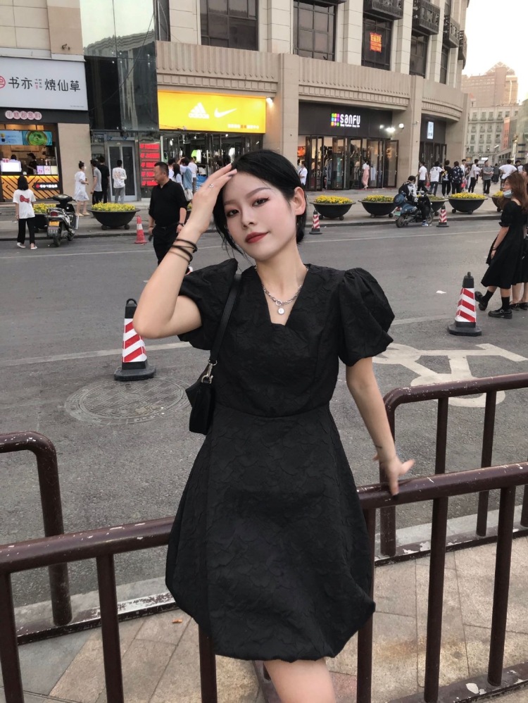 Lia-浙江省·杭州市·上城区--爱拍照爱修图，可以出视频，脾气好，好沟通，事少，坐标杭州，身高158体重90