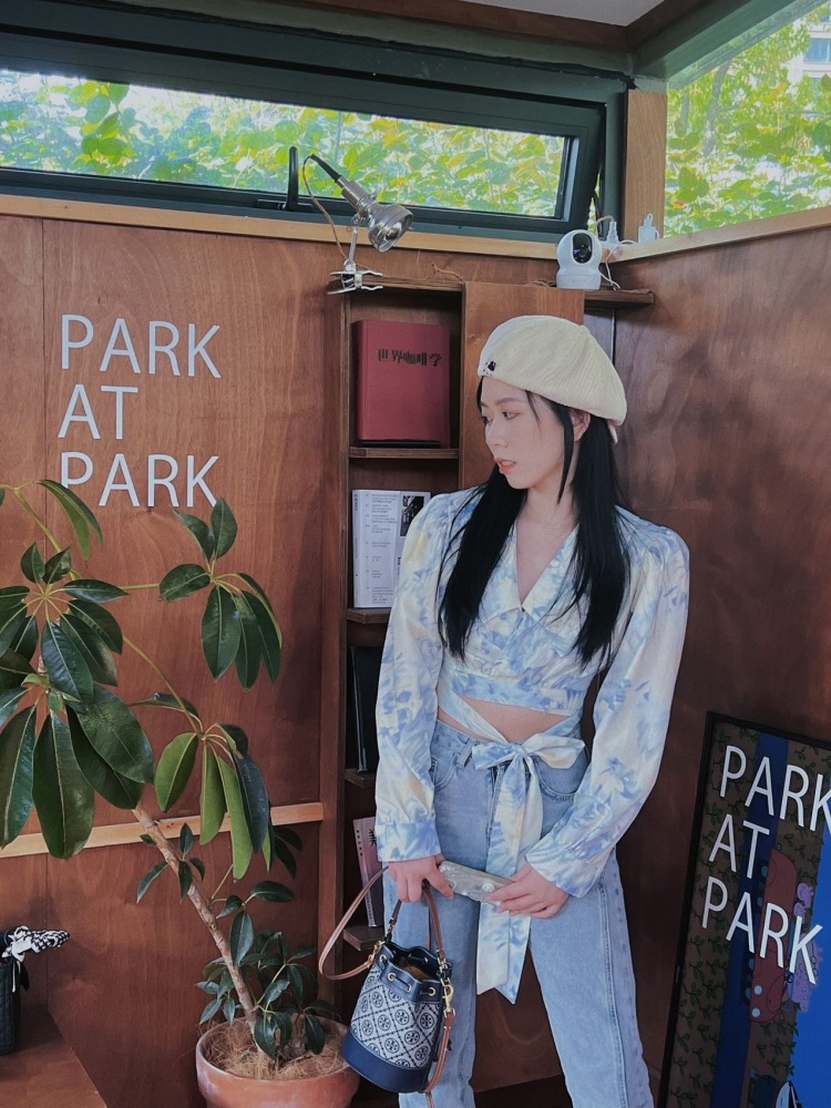 叶蹭蹭(黄油小狗版-浙江省·杭州市·西湖区-微博 抖音-身高163 体重49kg
可接买家秀 衣服饰品包包鞋子皆可 种草推广 以图片视频为主