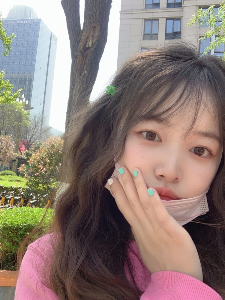 我可不吃饭-陕西省·西安市·未央区-抖音微博某红薯-特长p图 希望能收到衣服鞋子配饰美甲的单～  很喜欢拍照片买衣服买东西 如果能够为好看的东东拍出来好看的照片 让她被更多人知道 是一件很幸福的事情！！