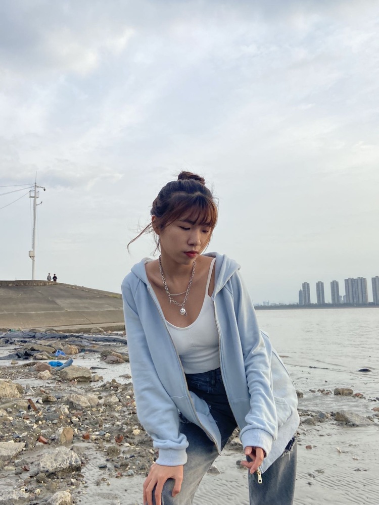 橘夏-浙江省·杭州市·江干区--学生党160cm,体重98斤。有大量课余时间可拍。爱拍照,会修图。什么风格都可尝试
