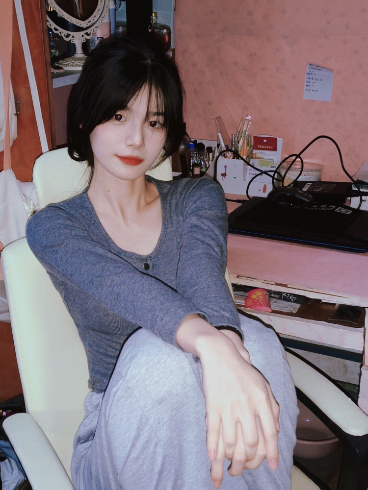 奶淤松子-安徽省·黄山市·屯溪区-抖音,某红薯-特长:拍照,摄影,修图
职业:学生
接单服务范围:寄拍衣服,首饰,鞋子
买家秀
身高168 94斤 鞋码 38-39