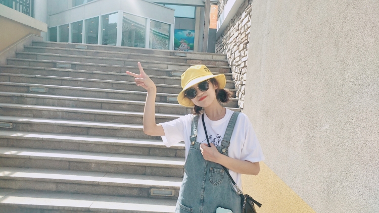 柠檬诶-浙江省·杭州市·萧山区-抖音 微博-喜欢拍照臭美,买买买,饰品衣服化妆品日用品都超级多。爱好分享,可接测评或者寄拍。也有在一些平台上分享过穿搭,对这方面很感兴趣,经验肯定不是很丰富,但是好沟通,希望各位老板康康我 给我一个机会。