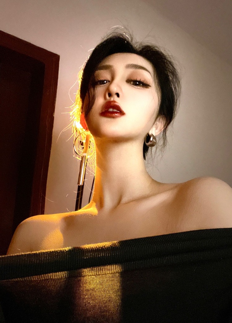     -  L1na💓。-广东省·广州市·白云区--爱拍照，会P图，审美好
可寄拍，可长期合作
从事模特几年，勤劳能干
疫情宅家太无聊，赚点零花钱