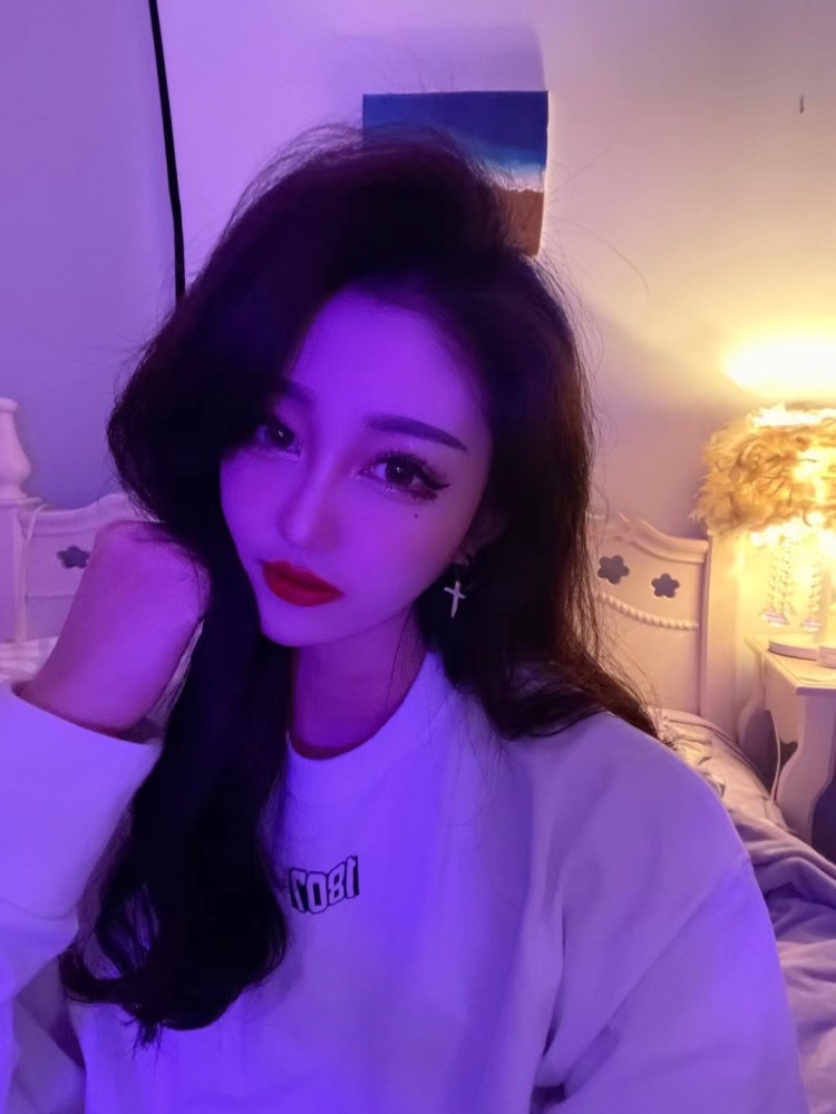     -  L1na💓。-广东省·广州市·白云区--爱拍照，会P图，审美好
可寄拍，可长期合作
从事模特几年，勤劳能干
疫情宅家太无聊，赚点零花钱
