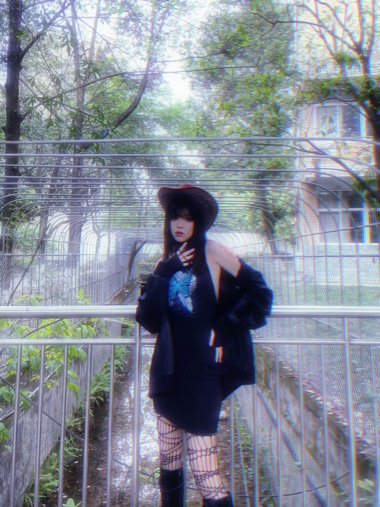 艾琳-四川省·成都市·双流区-抖音-玩欧美妆的 可接美妆产品
学街舞的平时爱玩穿搭 可接服饰箱包产品