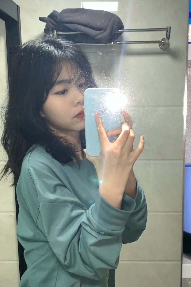 Yi.-广东省·深圳市·宝安区-抖音，微博-接寄拍 种草推广，会修图认真返图，平时会分享拍的好看的图片到平台上
身高170体重52