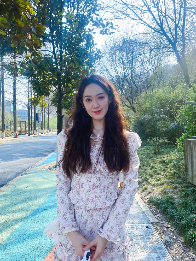 🧸ྀི 磨人的YJ-浙江省·杭州市·西湖区--本人甜美系，会穿搭美妆，接寄拍某红薯抖音推广，穿搭美妆饰品直播带货都可