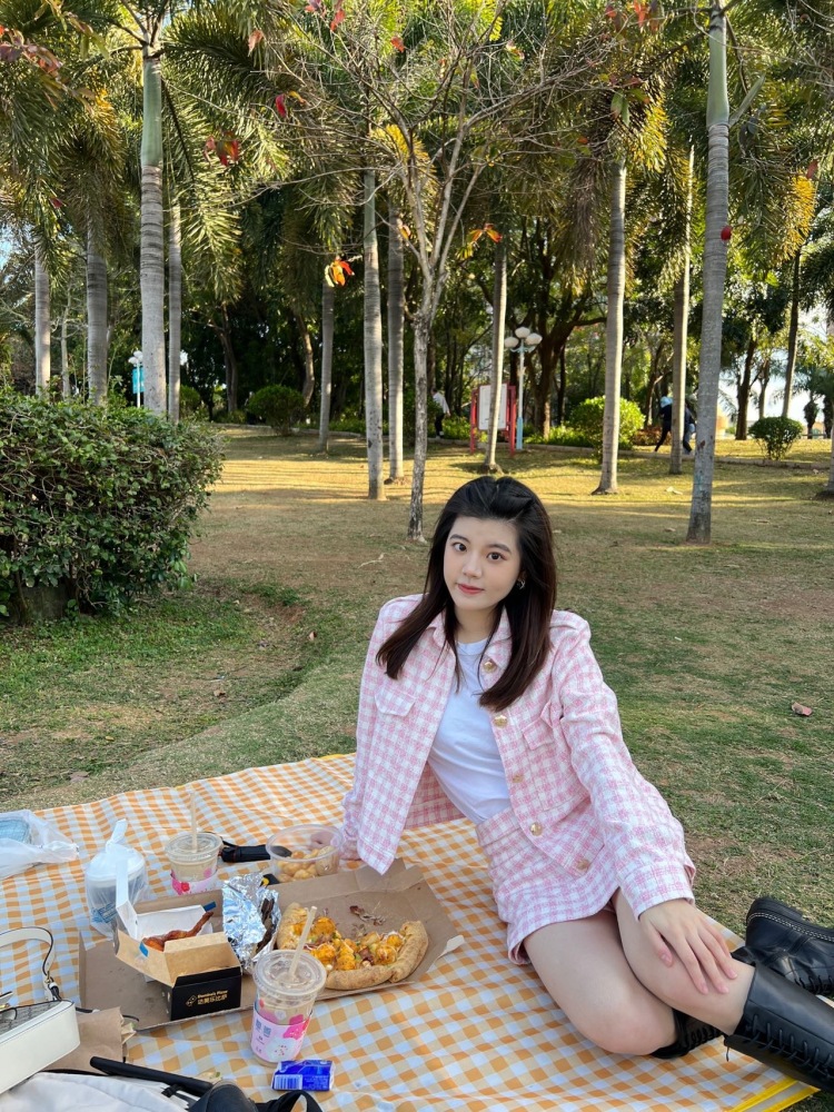 xiaoluuu-广东省·深圳市·龙岗区--身高165体重96 会p图 身材苗条
想接衣服发穿搭或者接产品做推广
价格可协商