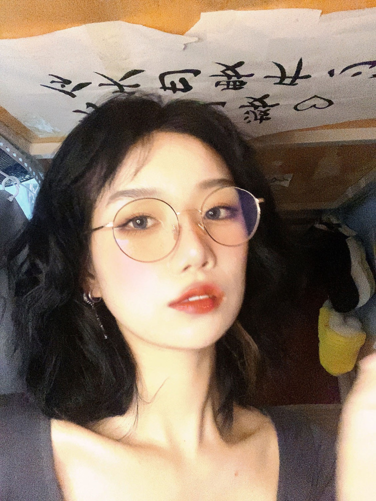 舒克-新疆维吾尔自治区·乌鲁木齐市·沙依巴克区-抖音-接单范围:美妆护肤,穿搭寄拍,饰品部位图,美瞳,买家秀,出图快,熬夜修图。172/52,39鞋码,腿长100,服装尺码M/L