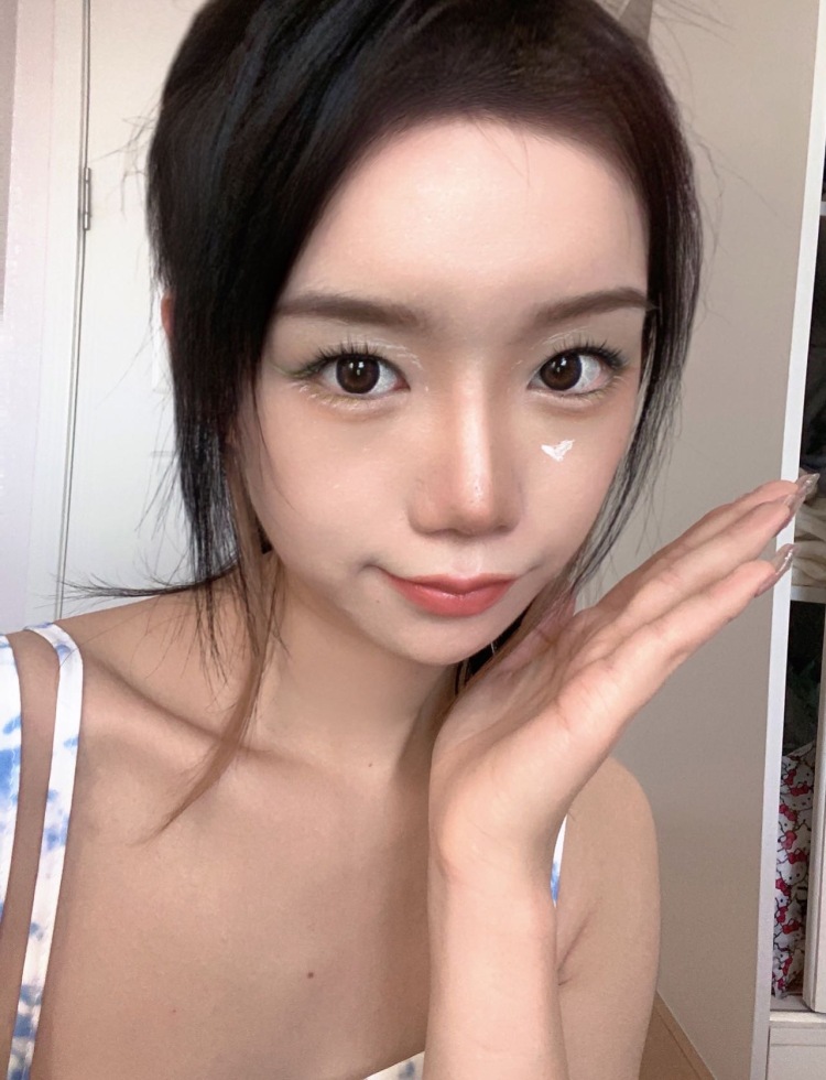 舒克-新疆维吾尔自治区·乌鲁木齐市·沙依巴克区-抖音-接单范围:美妆护肤,穿搭寄拍,饰品部位图,美瞳,买家秀,出图快,熬夜修图。172/52,39鞋码,腿长100,服装尺码M/L