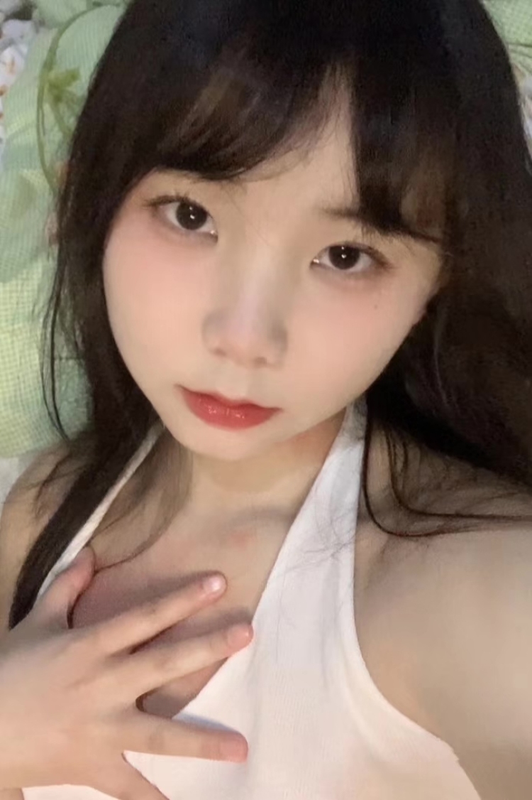 迷-广西壮族自治区·河池市·宜州区-抖音 某红薯-接寄拍,身高153 体重42kg 鞋码35 视力度数0度 风格多变,对待工作认真不敷衍,好沟通,有审美,接受批评, 会p图,可接服饰 包包 鞋子 饰品 瞳模 唇膜 化妆品接寄拍