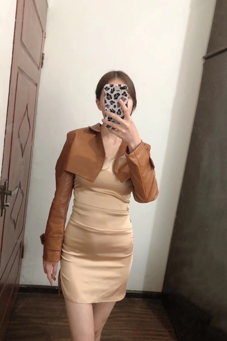 虚妄-贵州省·贵阳市·乌当区--接单范围：可接衣服、饰品、鞋子包包等买家秀、寄拍等，各种风格均可驾驭，身高160.85斤，有合作意向直接联系