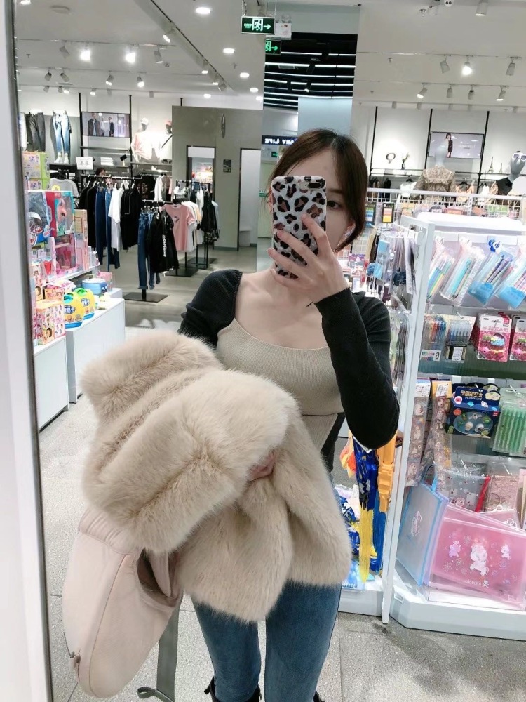 虚妄-贵州省·贵阳市·乌当区--接单范围:可接衣服、饰品、鞋子包包等买家秀、寄拍等,各种风格均可驾驭,身高160.85斤,有合作意向直接联系