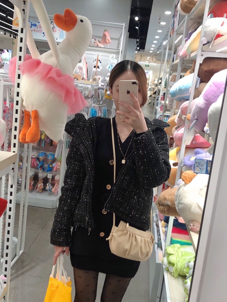 虚妄-贵州省·贵阳市·乌当区--接单范围:可接衣服、饰品、鞋子包包等买家秀、寄拍等,各种风格均可驾驭,身高160.85斤,有合作意向直接联系