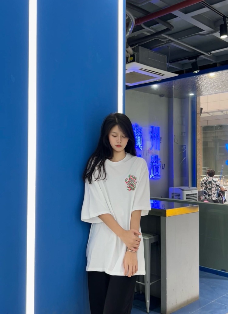 -Nuyoah.-广东省·揭阳市·普宁市-快手-本人有经验做过买家秀，爱好唱歌拍照 ，在校高中生一枚 开朗活泼，可以给商家提供很好的销售呀