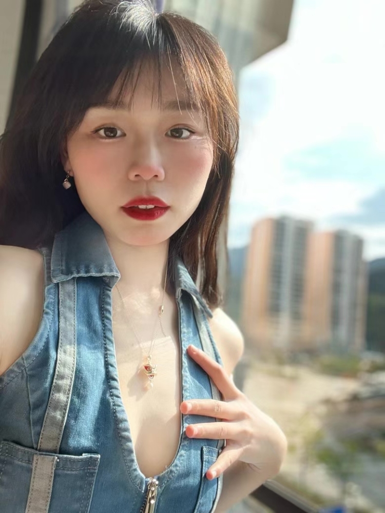 哈尔滨第一深情-贵州省·黔南布依族苗族自治州·都匀市--165 88 会爵士舞  有接单经验。
穿搭单 q趣单 内衣单 手链饰品都有拍。