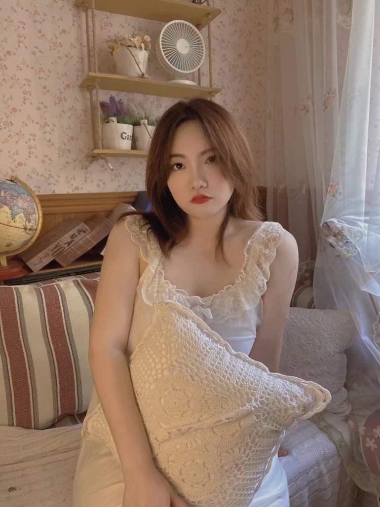 小诺-黑龙江省·哈尔滨市·香坊区--大码微胖型女生,主要擅长纯欲风 甜美风穿搭。可拍服装,包包,美妆等~
快手有2W粉丝可以拍测评视频 ,某红薯也可以写种草笔记 ,数据不错~