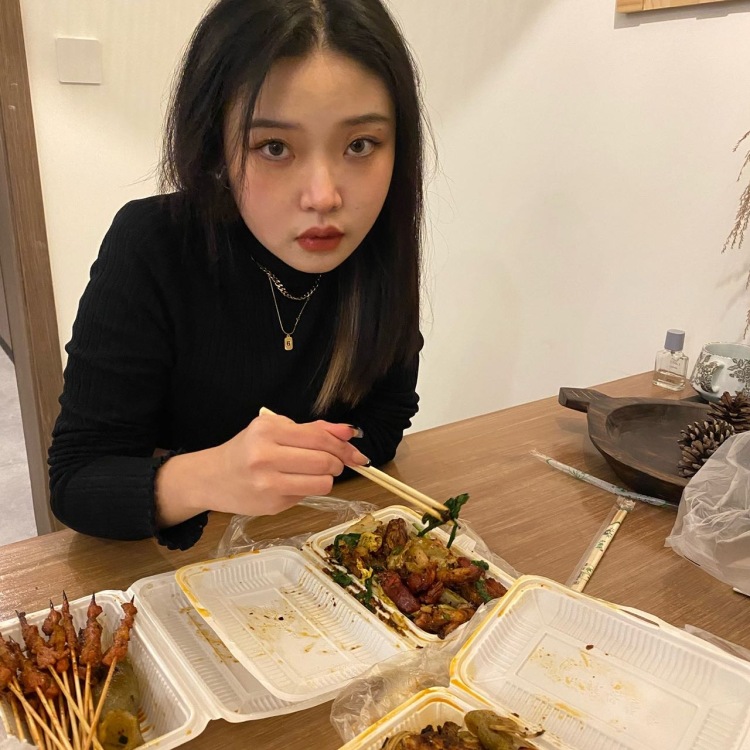 ugly.tuu-重庆市·重庆市·南岸区--身高：166
体重：92
三围：85 59 85
1.擅长穿搭拍照
2.有模特工作经验
3.照片包括摄影师约拍作品、日常自拍（原图+美图微调）