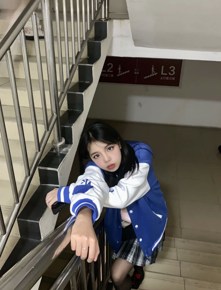 輝歲姬礙.-湖南省·娄底市·娄星区--还是一名在校高中生 身高172体重50公斤 会p图 中长卷发 可接衣服 美瞳 鞋子 饰品等
