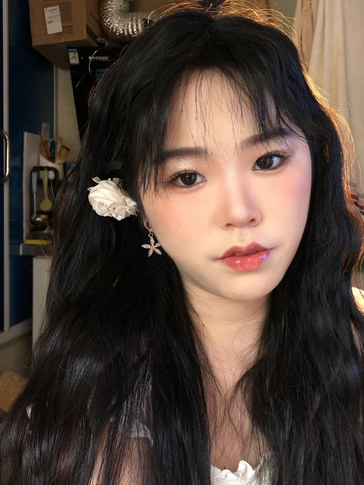 ghost-河南省·郑州市·金水区--美妆护肤服饰都可以
卷发棒也行
有美瞳的单子最好不过了
身高163
22岁
体重52