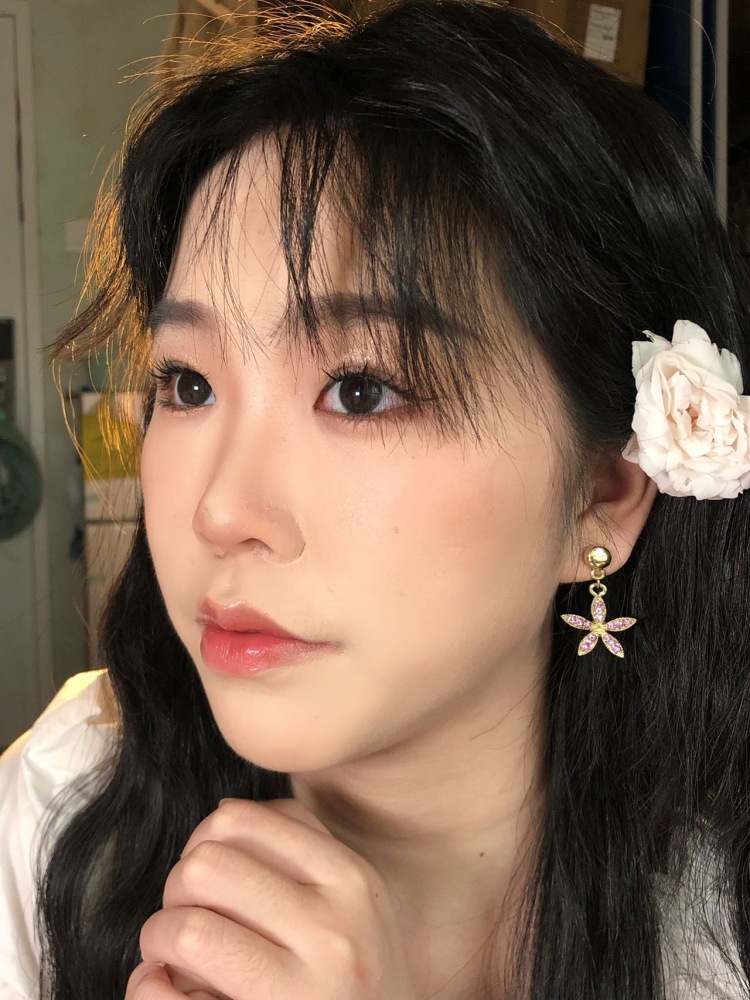 ghost-河南省·郑州市·金水区--美妆护肤服饰都可以
卷发棒也行
有美瞳的单子最好不过了
身高163
22岁
体重52