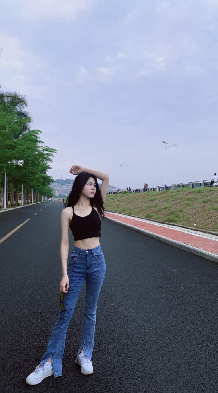阿黎_-广西壮族自治区·南宁市·兴宁区-抖音-买家秀，寄拍接单啦~
161cm，48kg， 喜欢拍照，可接服装、背包、饰品的买家秀，欢迎商家私信