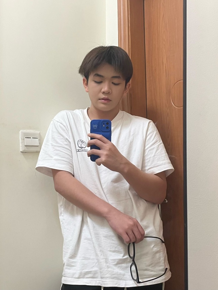 馒头-广东省·东莞市·长安镇-抖音 快手-17岁身高173体重140左右，刚入行希望送拍，稍微会点p图可互勉