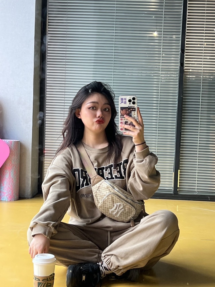 I-湖南省·长沙市·岳麓区--165/98 舞蹈老师
平常会拍很多美美的照片
接衣服 美瞳等
认真对待 真诚合作