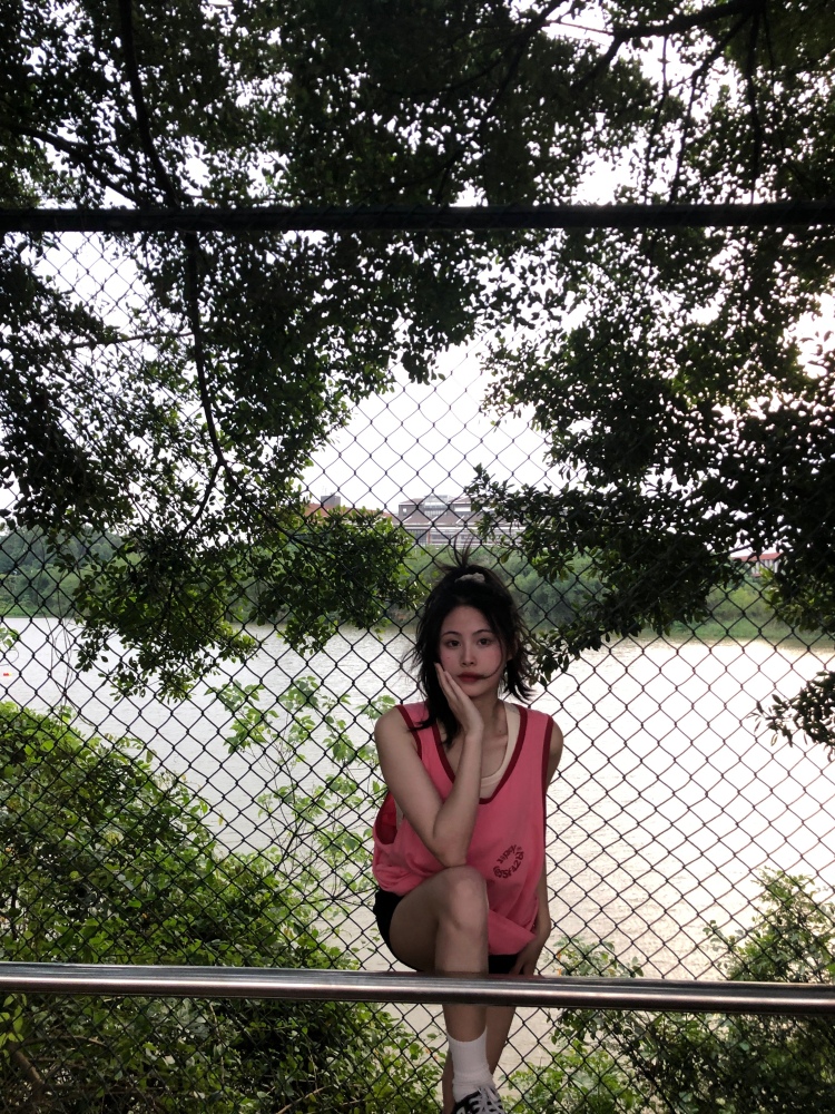 ʚɞ-广东省·佛山市·南海区--我是一个大一在校大学生,平常有很多空闲时间,喜欢拍照会ps,身高165体重45。需要的商家可以长期合作