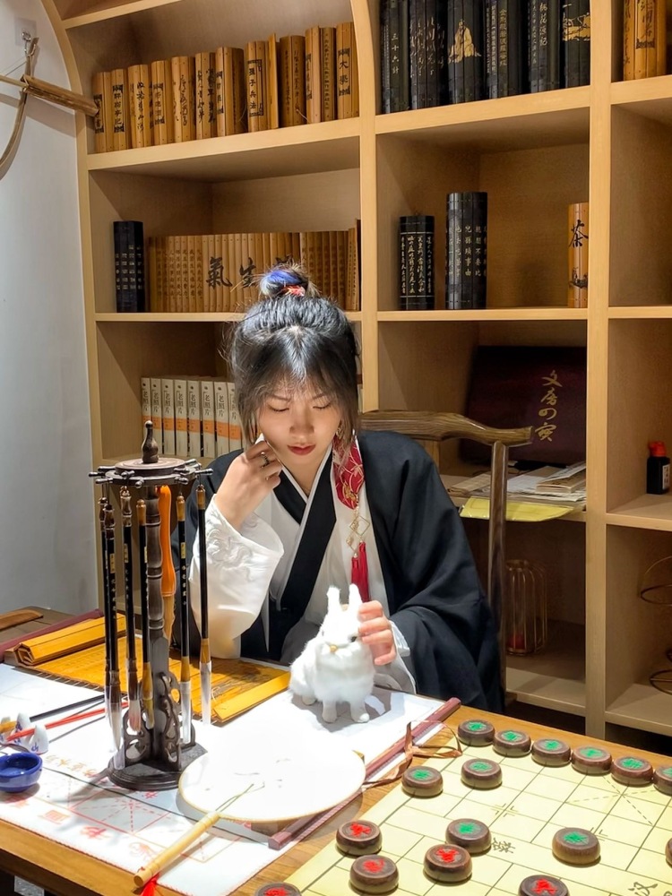 .-广西壮族自治区·南宁市·西乡塘区--一个在校大学艺术生 身高167 体重95  擅长画画  喜欢拍照  很好说话的  什么风格都愿意尝试  因为专业学的就是艺术这方面  所以对自己的照片还是有点点小要求的  绝对包满意！