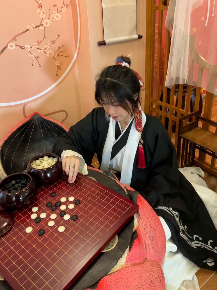 .-广西壮族自治区·南宁市·西乡塘区--一位在校大学艺术生 身高167 体重95 擅长绘画设计 喜欢拍照 风格多变 很好沟通的