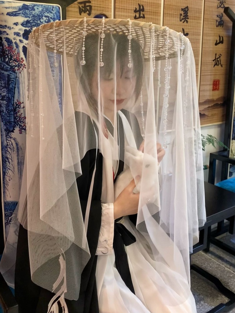 .-广西壮族自治区·南宁市·西乡塘区--一位在校大学艺术生  身高167 体重95 擅长绘画设计 喜欢拍照 风格多变 很好沟通的