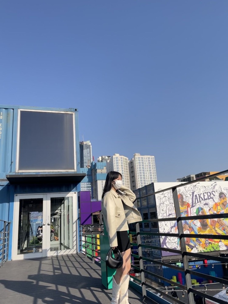 秀妃^-山东省·青岛市·城阳区--韩系穿搭，喜欢对镜自拍，室内，户外都可以，喜欢穿搭，想接寄拍，衣服，包包，饰品都可以！