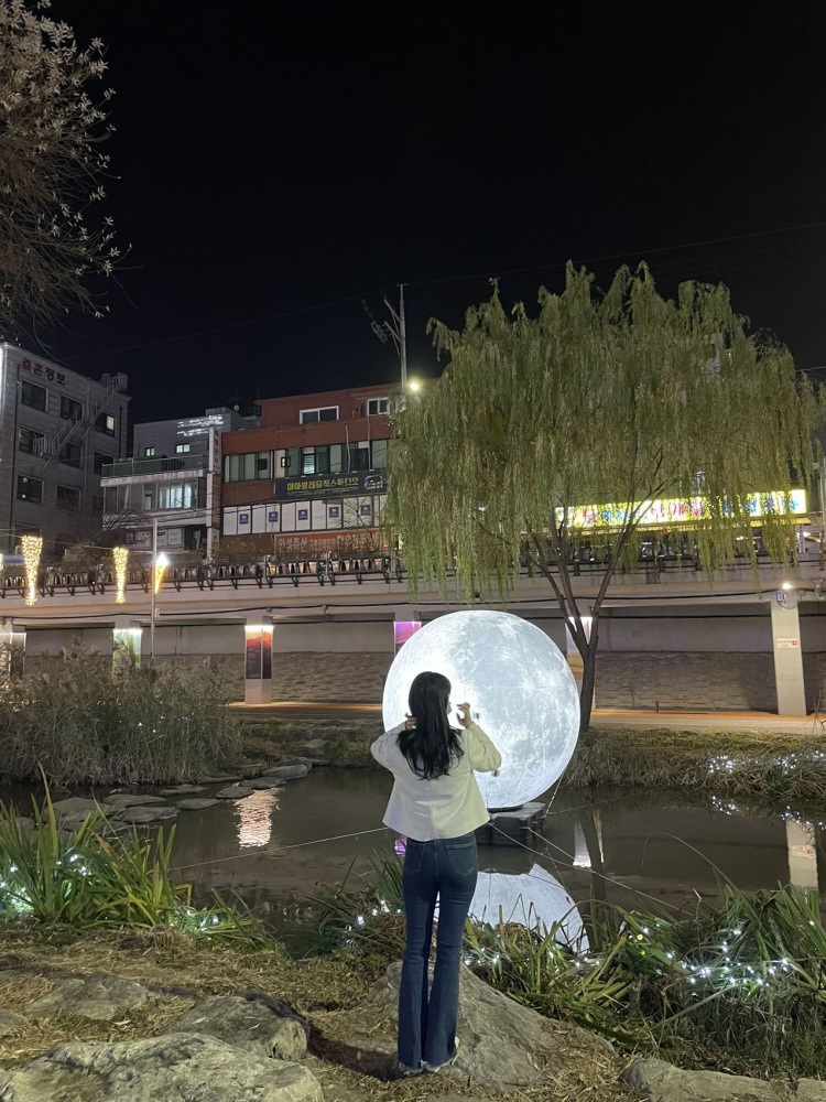 秀妃^-山东省·青岛市·城阳区--韩系穿搭，喜欢对镜自拍，室内，户外都可以，喜欢穿搭，想接寄拍，衣服，包包，饰品都可以！