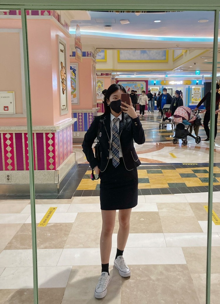 秀妃^-山东省·青岛市·城阳区--韩系穿搭，喜欢对镜自拍，室内，户外都可以，喜欢穿搭，想接寄拍，衣服，包包，饰品都可以！