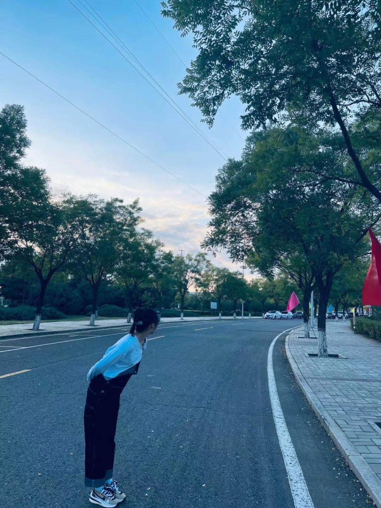 爱生气的猪.-内蒙古自治区·乌兰察布市·集宁区--学生一枚,是个俗人,快手500多粉丝,抖音200粉丝,热爱拍照,会穿搭,希望可以通过寄拍成为我的副业