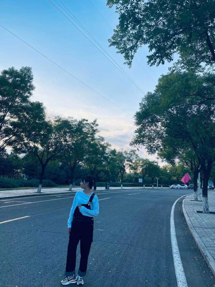爱生气的猪.-内蒙古自治区·乌兰察布市·集宁区--学生一枚,是个俗人,快手500多粉丝,抖音200粉丝,热爱拍照,会穿搭,希望可以通过寄拍成为我的副业