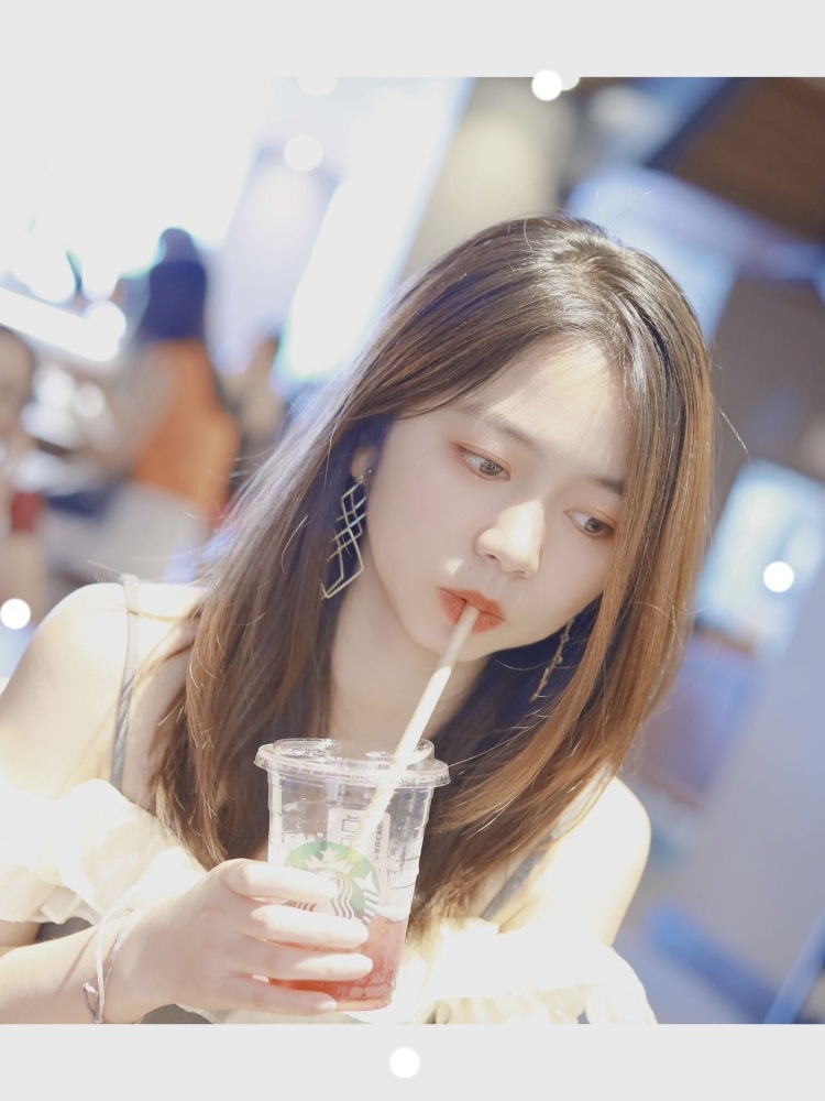 柚子味儿的可乐💕-上海市·上海市·松江区-某红薯,抖音,微博-身高160 体重45,平时也会帮朋友拍很多客片,喜欢拍照摄影~