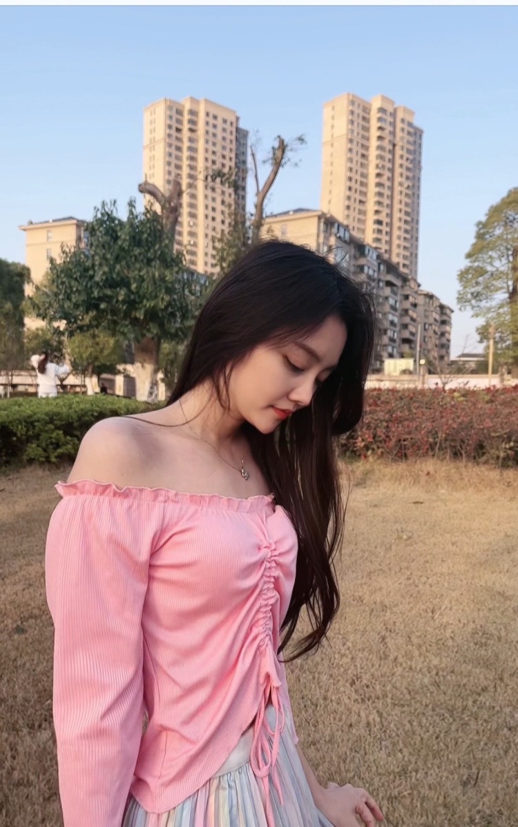 小鱼-江西省·九江市·濂溪区--抖音颜值主播，爱拍照，各种风格穿搭、化妆品、护肤品、饰品、日用品可接