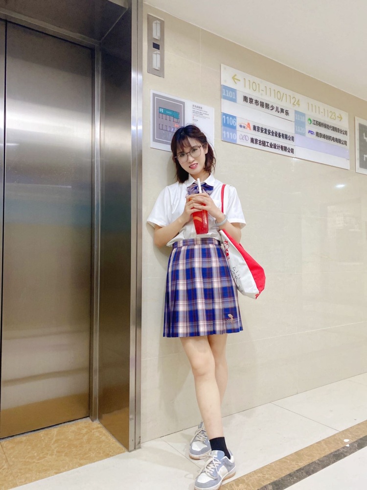 徐志慧-江苏省·南京市·建邺区-抖音  微博  某红薯  咸鱼-喜欢拍照P图时间多，做珠宝带货的，会说话写测评什么的欢迎来约，接各品类各风格寄拍，本地约拍，拒绝暴露私房内衣。