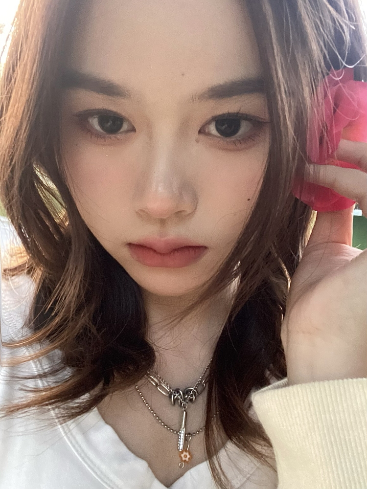 我葵葵呢你把我葵葵藏哪了？-江苏省·盐城市·盐都区-抖音 微博-女20岁 身高体重160 50 在校学生 可接衣服的寄拍网拍送拍、美瞳等 ，会拍照p图修图  人在学校出片快