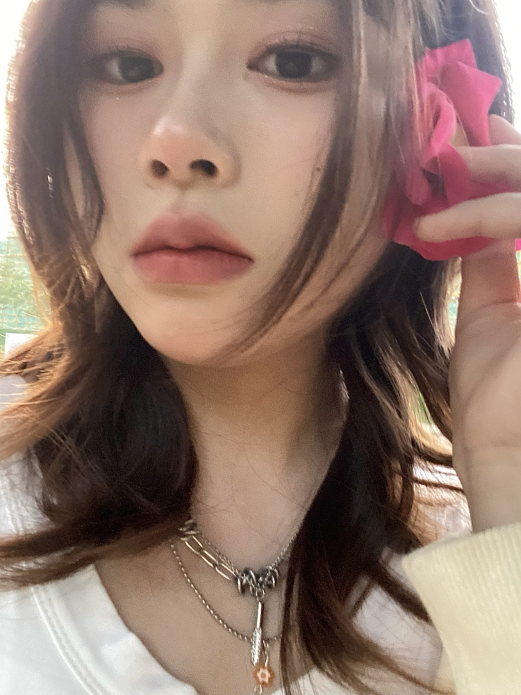 我葵葵呢你把我葵葵藏哪了？-江苏省·盐城市·盐都区-抖音 微博-女20岁 身高体重160 50 在校学生 可接衣服的寄拍网拍送拍、美瞳等 ，会拍照p图修图  人在学校出片快